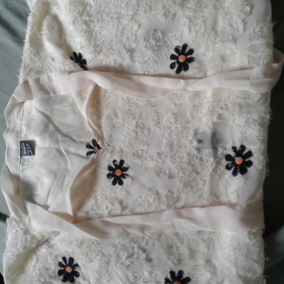 Cream flowered blouse - Picture 2 of 3